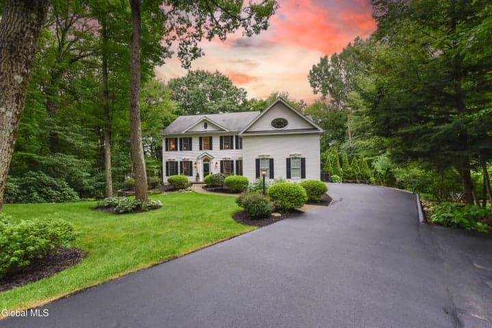 11 Wildwood Court, Clifton Park, NY, photo 1