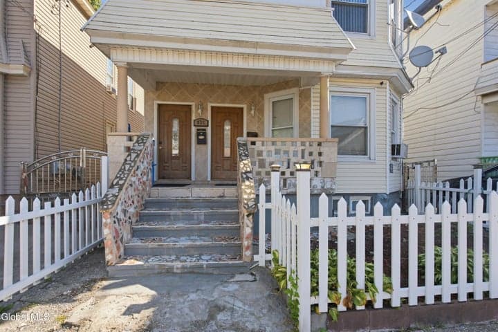 825 Lincoln Avenue, Schenectady, NY, photo 2