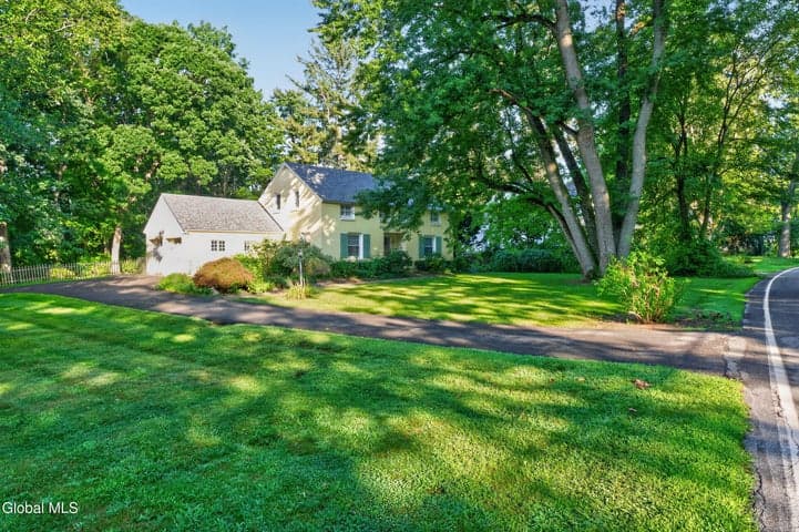 951 St Davids Lane, Niskayuna, NY