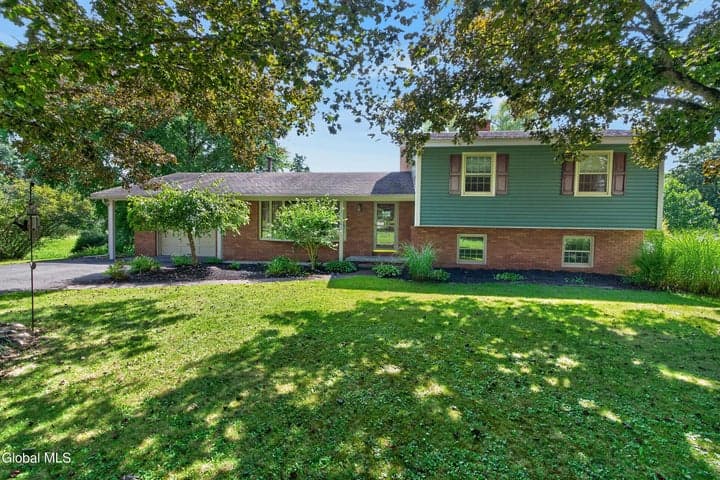 137 Mammoth Spring Road, North Greenbush, NY