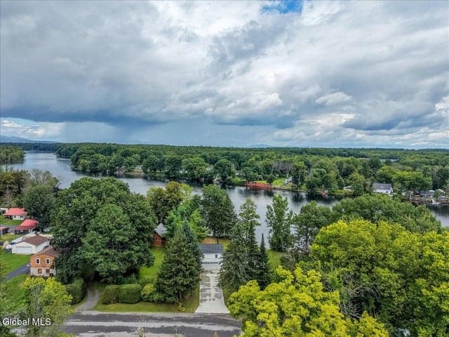 5 Old Bend Road, Moreau, NY