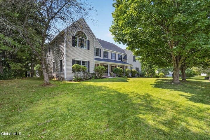 73 Fields End Drive, Glenmont, NY