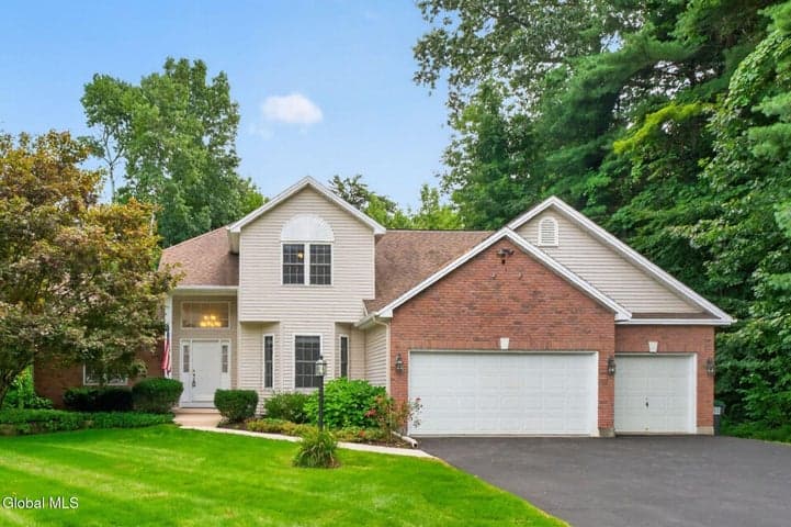 12 Four Leaf Manor, Clifton Park, NY