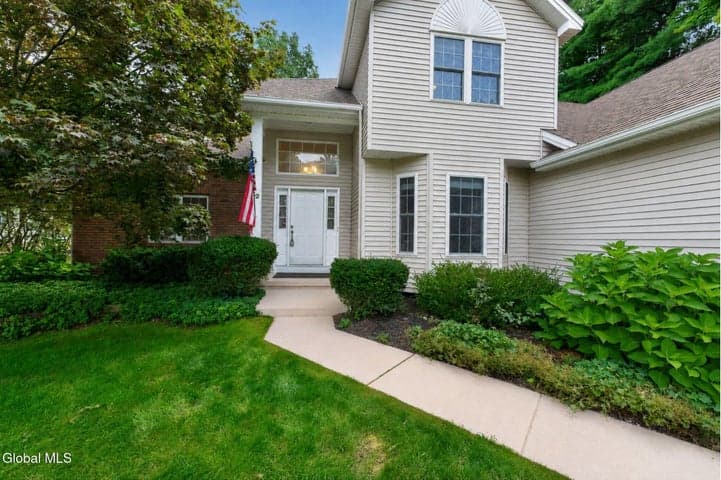 12 Four Leaf Manor, Clifton Park, NY, photo 3