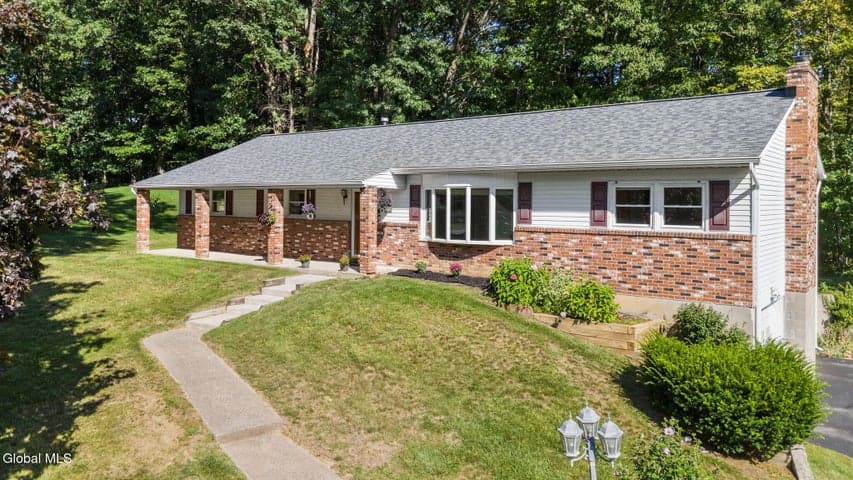 26 Appletree Lane, Clifton Park, NY, photo 2