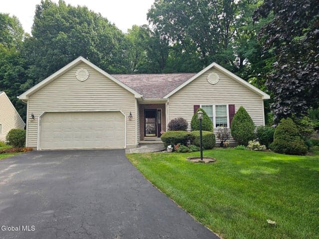 7 Cassidy Drive, Saratoga Springs, NY, photo 2
