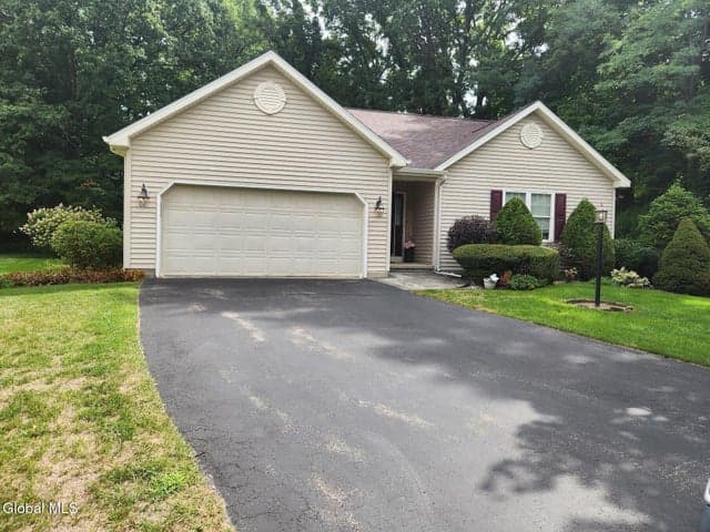 7 Cassidy Drive, Saratoga Springs, NY, photo 3