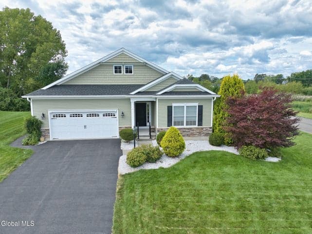 2 Julia Circle, Halfmoon, NY, photo 1