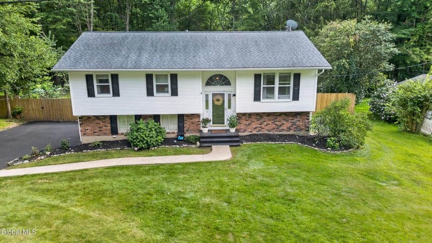 35 Acorn Avenue, Clifton Park, NY, photo 2