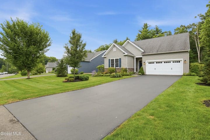 17 Linden Drive, Halfmoon, NY, photo 2
