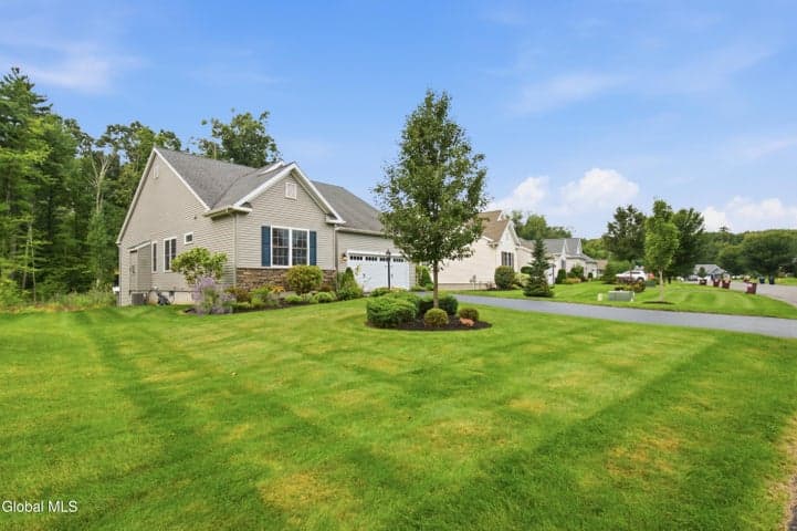 17 Linden Drive, Halfmoon, NY, photo 3