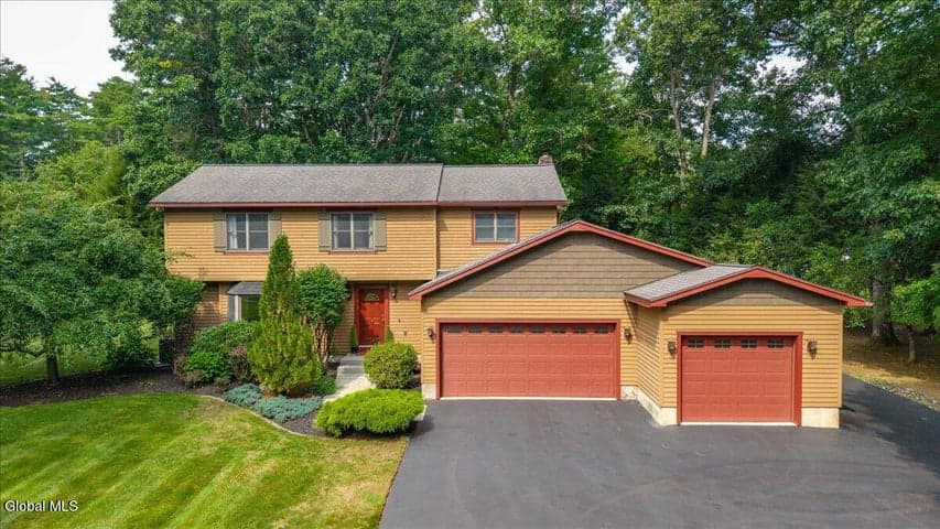 15 Cedarcrest Drive, Saratoga Springs, NY, photo 1