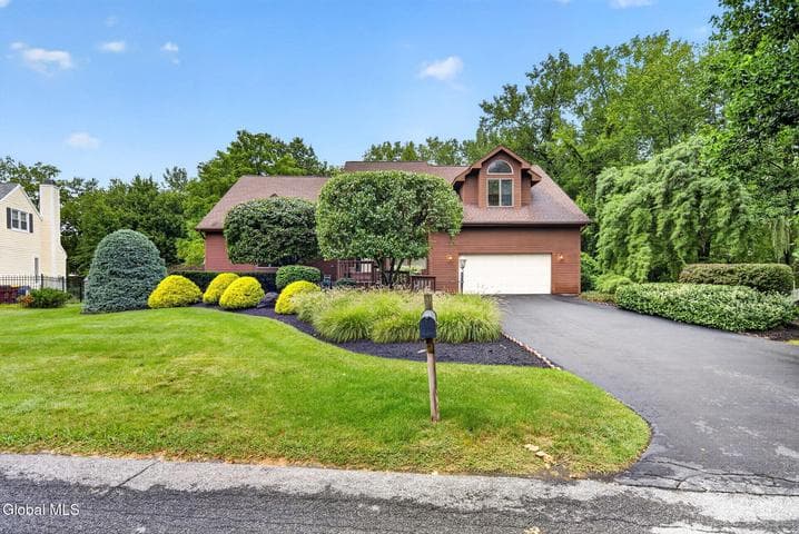 21 Carriage Hill Drive, Latham, NY, photo 2