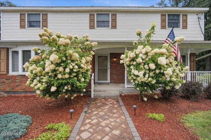 8 Colonial Court, Clifton Park, NY, photo 2