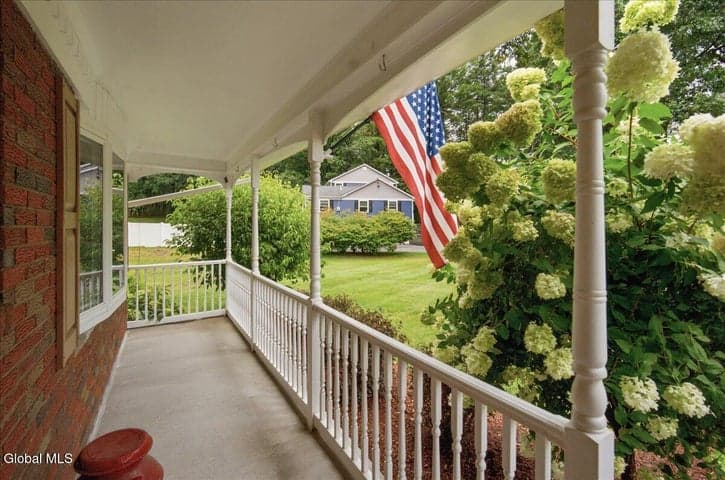 8 Colonial Court, Clifton Park, NY, photo 3