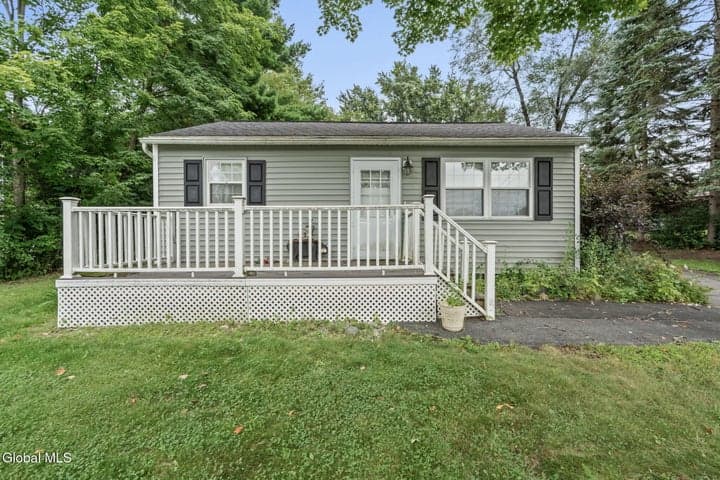1 Erlynn Place, Colonie, NY, photo 1