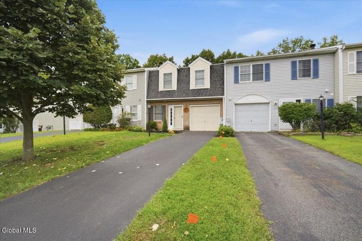 31 Bridgewood Lane, Watervliet, NY, photo 2
