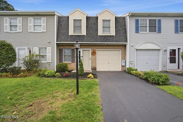 31 Bridgewood Lane, Watervliet, NY
