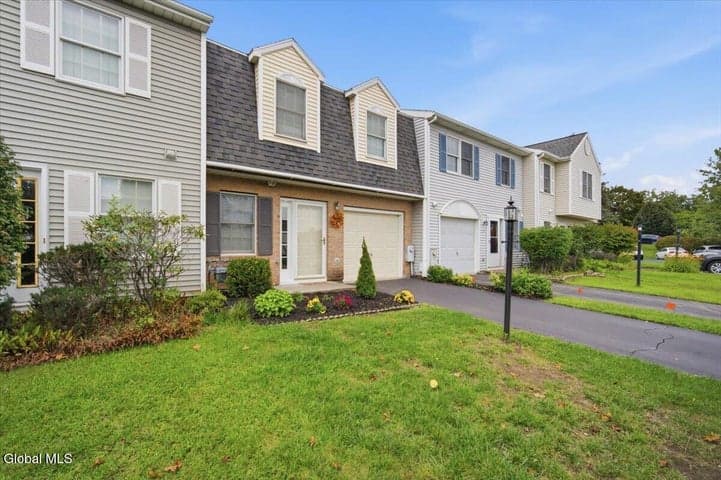 31 Bridgewood Lane, Watervliet, NY, photo 3