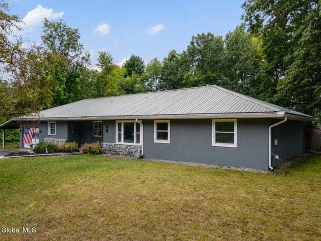 8 Michael Road, Moreau, NY