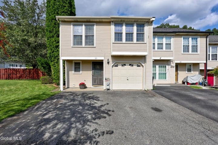 20 Carriage Road, Clifton Park, NY