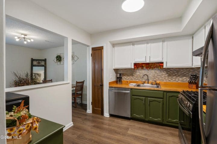20 Carriage Road, Clifton Park, NY, photo 5