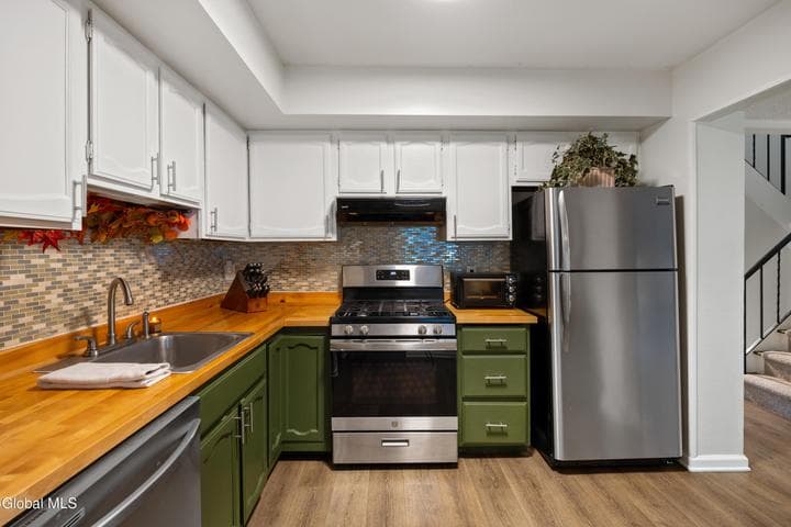 20 Carriage Road, Clifton Park, NY, photo 4