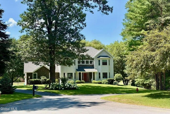 9 Autumn Court, Wilton, NY, photo 2