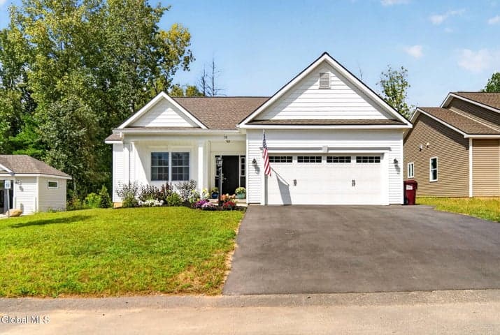 58 Lakepointe Way, Saratoga Springs, NY, photo 1