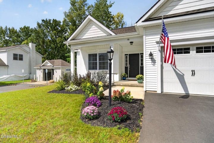 58 Lakepointe Way, Saratoga Springs, NY, photo 2