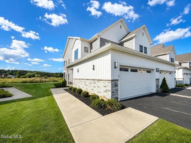 15 Wardley Circle, Cohoes, NY, photo 2