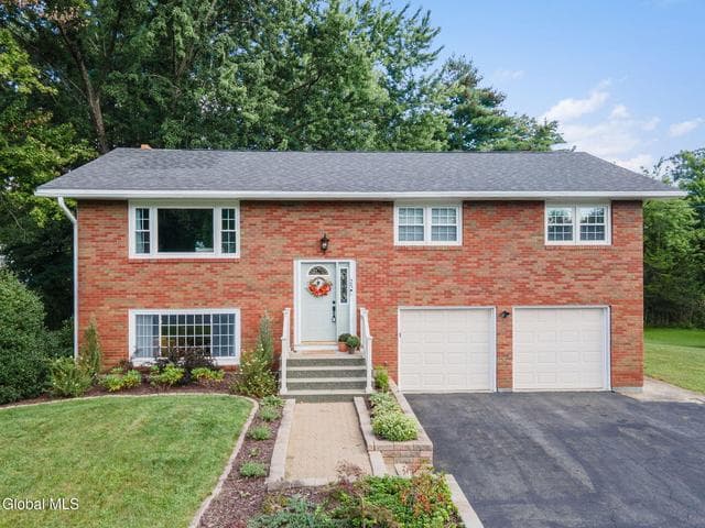 25 Oakwood Boulevard, Clifton Park, NY