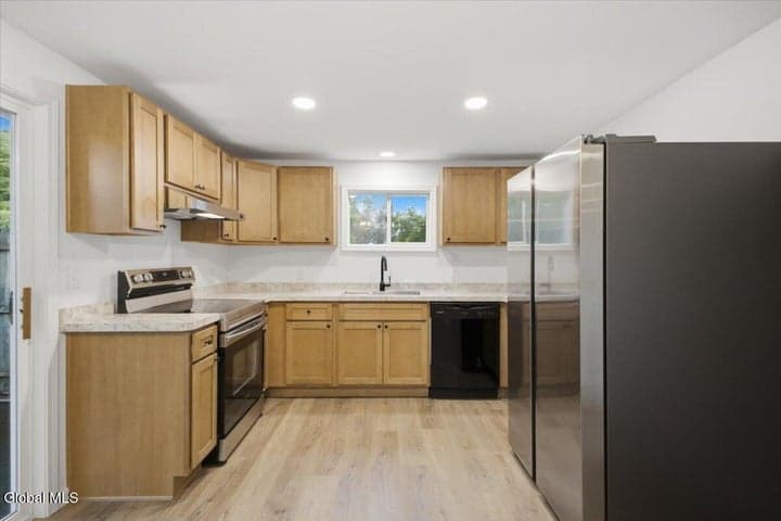 14 Taylor Street, Glens Falls, NY, photo 3