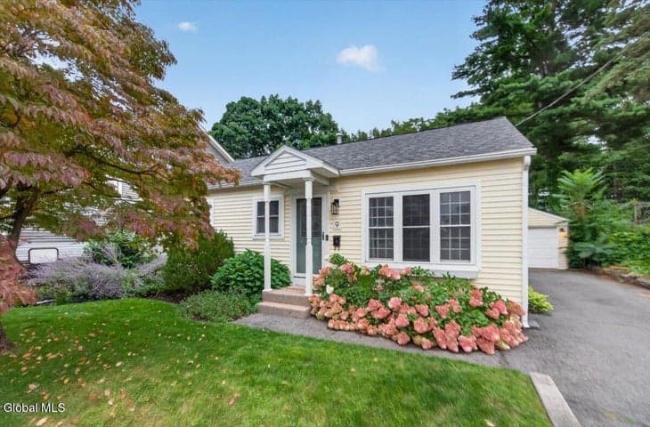 9 Cottonwood Place, Colonie, NY, photo 1