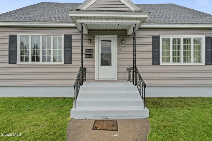 4 Stella Lane, Amsterdam, NY, photo 2