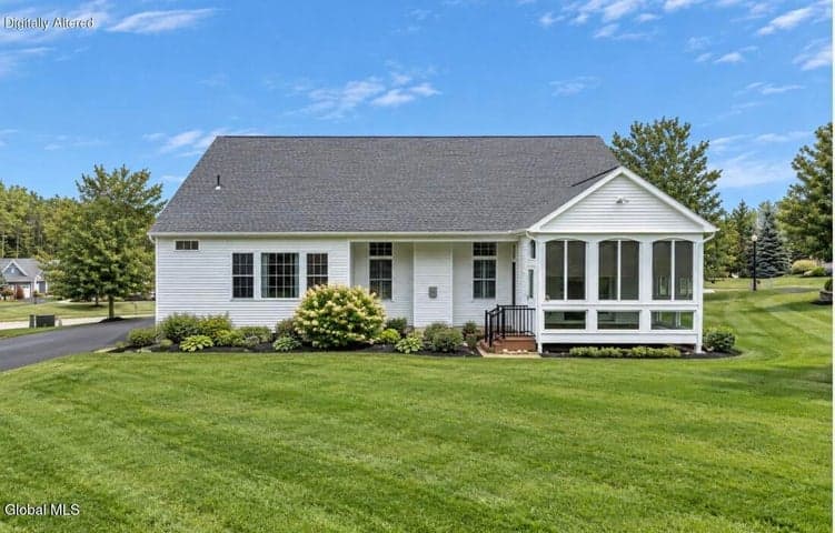8 Gladstone Circle, Halfmoon, NY, photo 2