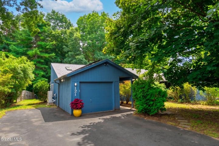 121 Arrow Wood Place, Malta, NY, photo 1
