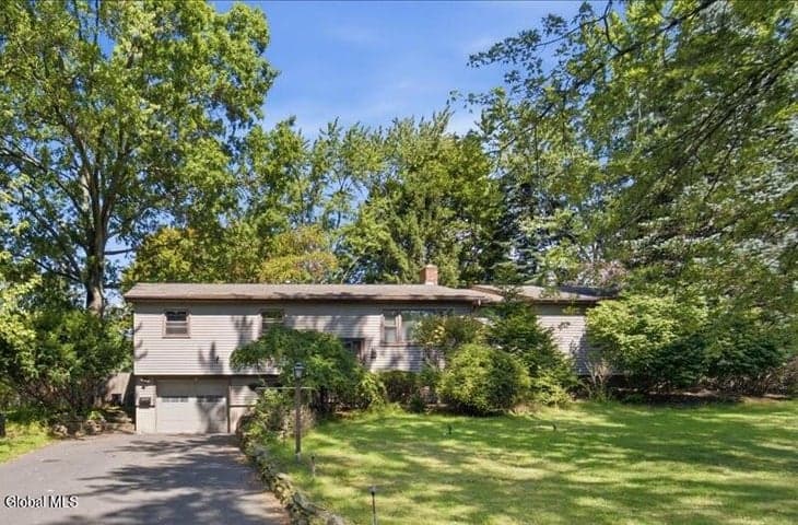 10 Kaine Drive, Guilderland, NY