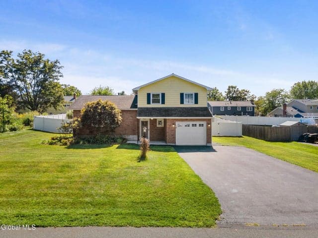 16 Sherbrook Drive, Bethlehem, NY, photo 2