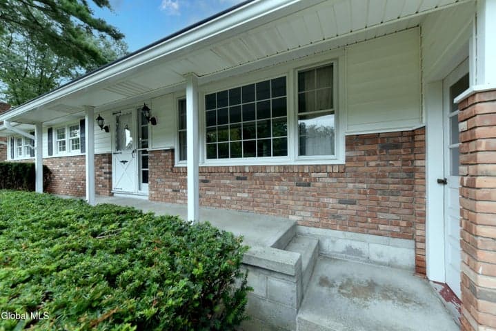12 Arnold Drive, Clifton Park, NY, photo 2