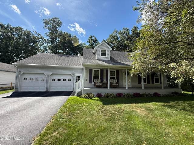 11 Goldfinch Road, Queensbury, NY