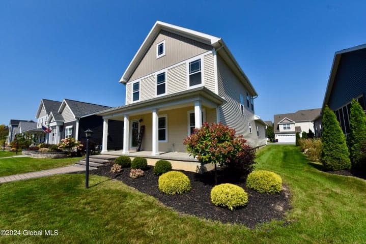 36 Vettura Court, Malta, NY, photo 3