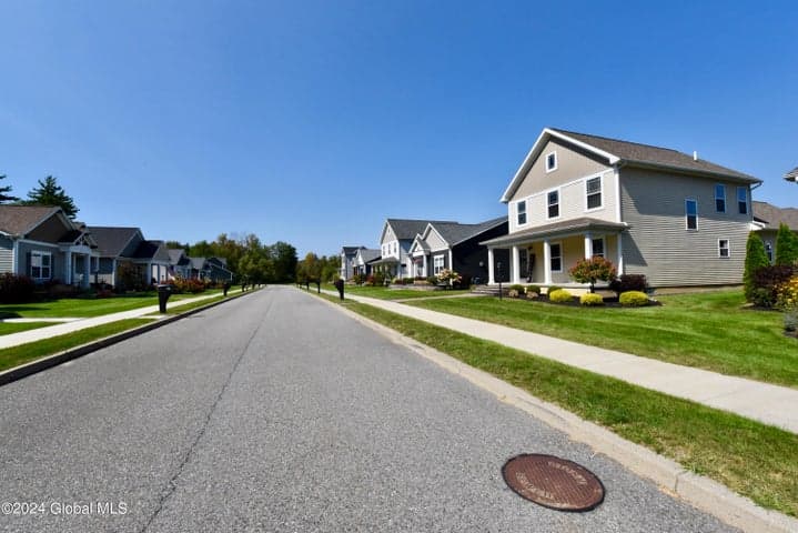 36 Vettura Court, Malta, NY, photo 5