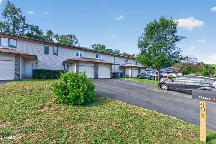 40 Velina Drive, Guilderland, NY, photo 2