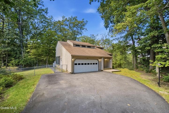 20 W Skyview Drive, Cohoes, NY, photo 2