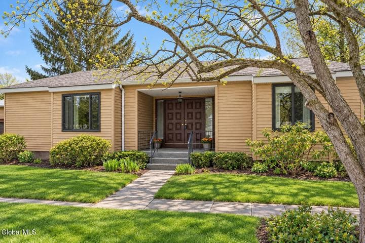 2 Loudonwood E, Loudonville, NY