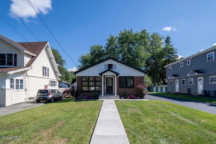 7 Delafield Drive, Colonie, NY, photo 2