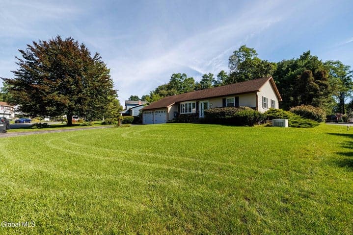 127 Sylvia Lane, Rotterdam, NY, photo 2