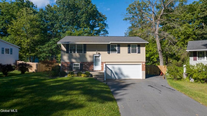 10 Deerleap Place, Saratoga Springs, NY, photo 2