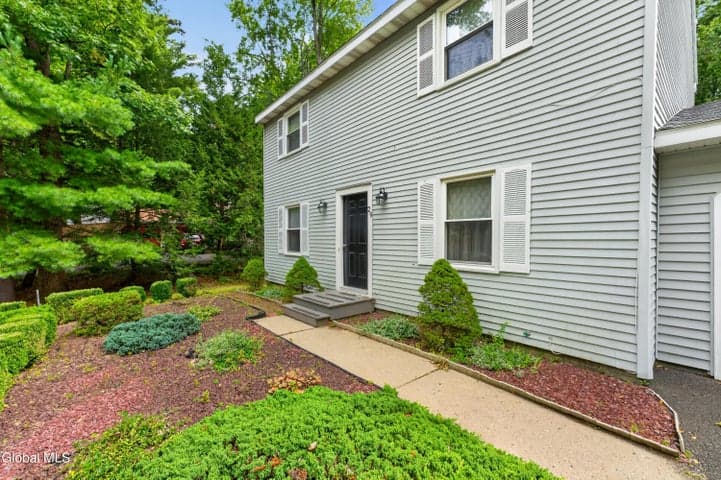 29 Barkwood Lane, Clifton Park, NY, photo 3
